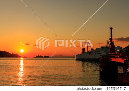 夕陽西下，愛媛郡八幡濱港和停泊在那裡的渡輪景色美不勝收。 135516747