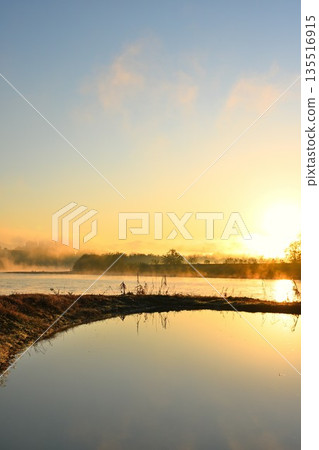 A view of the Shinano River and rice paddies shrouded in morning mist (Ojiya City, Niigata Prefecture) A view of the Shinano River and rice paddies shrouded in morning mist (Ojiya City, Niigata Prefecture) 135516915