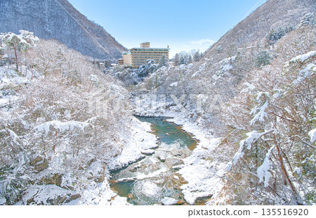 栃木縣日光市的鬼怒川溫泉和鬼怒川被白雪覆蓋 135516920