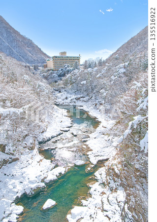 栃木縣日光市的鬼怒川溫泉和鬼怒川被白雪覆蓋 135516922