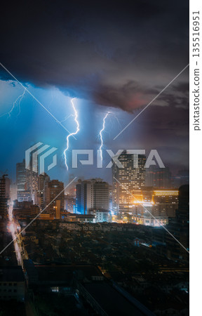 Lightning, thunder, city 135516951