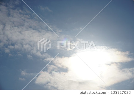 透過雲層縫隙看到的太陽 135517023