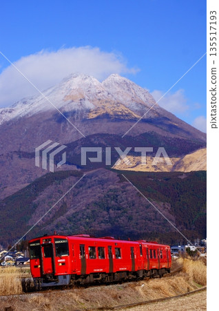 玉府山上覆蓋著一層薄雪，一列紅色柴油列車緩緩駛過。 135517193