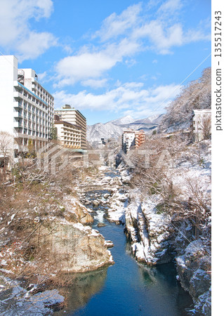 栃木縣日光市的鬼怒川溫泉和鬼怒川被白雪覆蓋 135517243