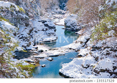 鬼怒川流經栃木縣日光市的鬼怒川溫泉,河面上覆蓋著冬雪。 鬼怒川流經栃木縣日光市的鬼怒川溫泉,河面上覆蓋著冬雪。 135517329