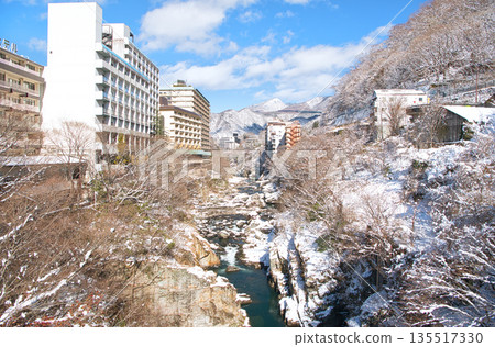 栃木縣日光市的鬼怒川溫泉和鬼怒川被白雪覆蓋 栃木縣日光市的鬼怒川溫泉和鬼怒川被白雪覆蓋 135517330