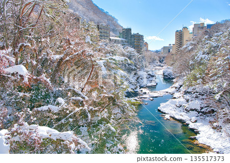 栃木縣日光市的鬼怒川溫泉和鬼怒川被白雪覆蓋 135517373