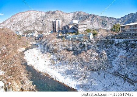 栃木縣日光市的鬼怒川溫泉和鬼怒川被白雪覆蓋 栃木縣日光市的鬼怒川溫泉和鬼怒川被白雪覆蓋 135517485