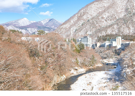 栃木縣日光市的鬼怒川溫泉和鬼怒川被白雪覆蓋 135517516