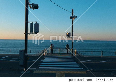 The morning sun, the sea and the road 135519036