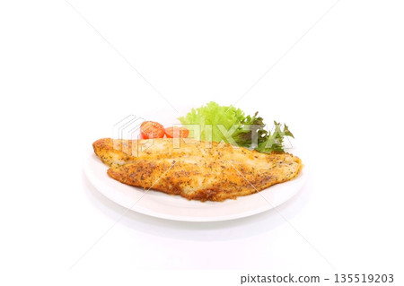 白魚煎魚（巴沙魚），淺色背景，魚料 135519203
