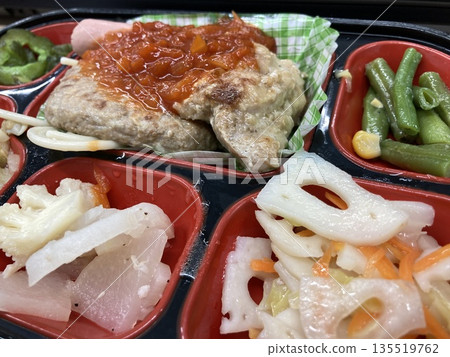 在工作場所吃的外帶午餐 135519762