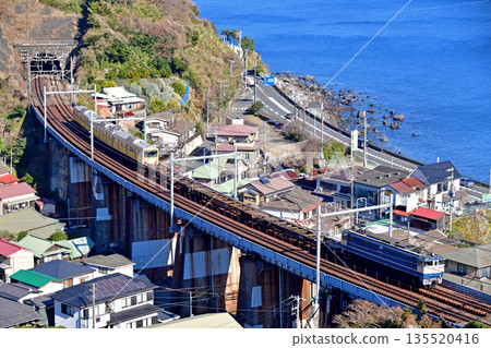 Tokaido Main Line, Hayakawa-Nebukawa, JR Freight EF65-2092 + Izu Hakone Railway 5000 series 5504F Tokaido Main Line, Hayakawa-Nebukawa, JR Freight EF65-2092 + Izu Hakone Railway 5000 series 5504F 135520416