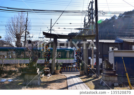 京阪電鐵駛過大津下社神社附近的鐵路道口。 135520870