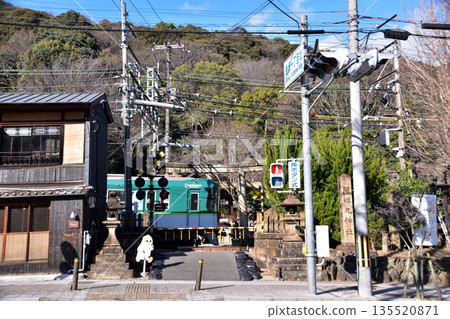 京阪電鐵駛過大津下社神社附近的鐵路道口。 京阪電鐵駛過大津下社神社附近的鐵路道口。 135520871