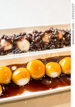 御手洗團子和紅豆沙混合團子整齊地排列在長條形的盤子上。 135522227