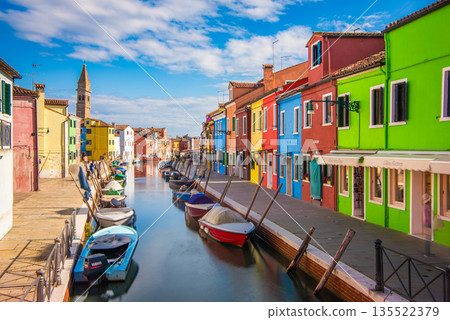 義大利威尼斯布拉諾島上色彩繽紛的房屋和運河街景 135522379