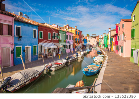義大利威尼斯布拉諾島上色彩繽紛的房屋和運河街景 135522380