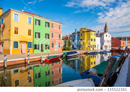義大利威尼斯布拉諾島上色彩繽紛的房屋和運河街景 135522381