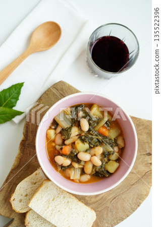 義大利蔬菜豆湯(Minestrone)-義大利家常菜,俯拍鏡頭 義大利蔬菜豆湯(Minestrone)-義大利家常菜,俯拍鏡頭 135522396