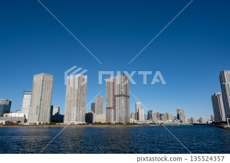 從豐洲方向眺望東京灣春橋的高層公寓大樓 135524357