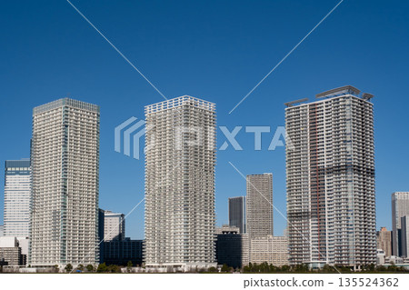 從築地方向眺望東京灣晴海的高樓公寓大樓 從築地方向眺望東京灣晴海的高樓公寓大樓 135524362