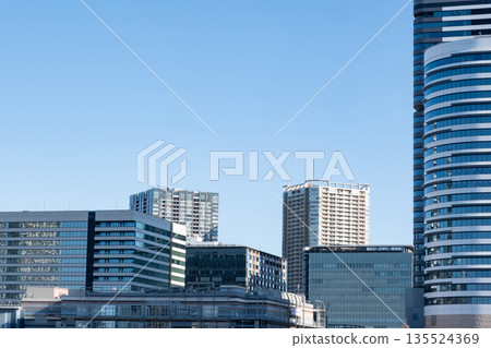 城市景觀,摩天大樓和藍天 城市景觀,摩天大樓和藍天 135524369