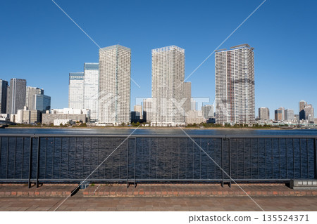 從築地方向眺望東京灣晴海的高樓公寓大樓 135524371