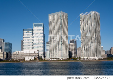 從築地方向眺望東京灣晴海的高樓公寓大樓 135524378