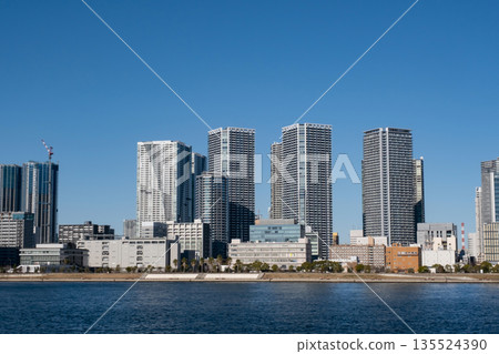 從築地方向眺望東京灣晴海的高樓公寓大樓 135524390