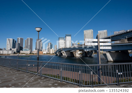 東京灣區豐洲古魯裡公園的指示牌和人行道景觀 東京灣區豐洲古魯裡公園的指示牌和人行道景觀 135524392