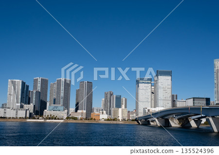 東京灣豐洲的晴海橋和高層公寓大樓 135524396
