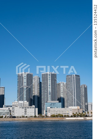 從築地方向眺望東京灣晴海的高樓公寓大樓 從築地方向眺望東京灣晴海的高樓公寓大樓 135524412