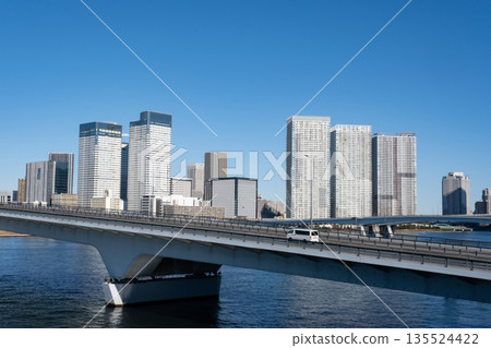 東京灣地區的豐洲大橋和高層公寓大樓 135524422