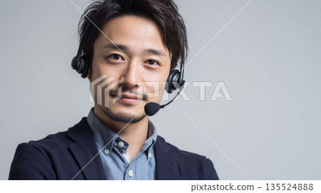 特寫鏡頭：一名男子戴著耳機與顧客打交道 135524888