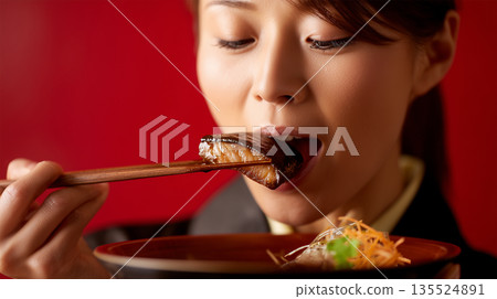 特寫鏡頭：一名女子正在吃煮魚 135524891