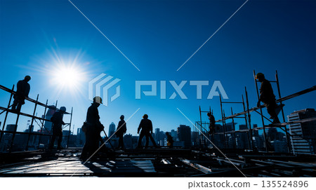 工人們白天在強烈的陽光下工作 135524896
