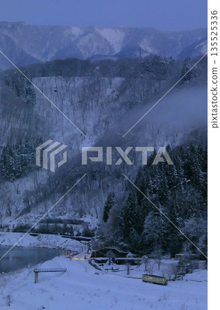 積雪覆蓋的飯山線 積雪覆蓋的飯山線 135525336