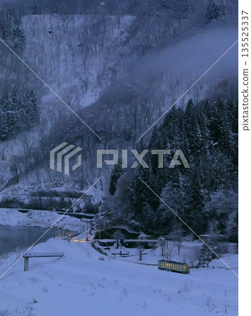 積雪覆蓋的飯山線 積雪覆蓋的飯山線 135525337