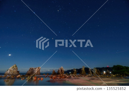 和歌山縣橋龜岩上空，獵戶座和繁星點點的夜空熠熠生輝。 135525852