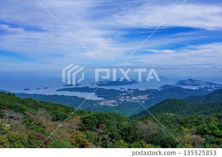 伊勢灣的壯麗景色，從觀景台上看到的壯麗景色，以及大海和山脈豐富的自然美景。 135525853