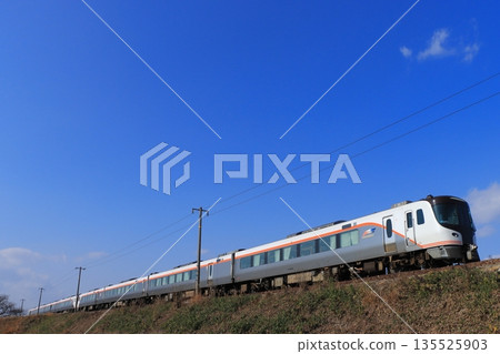 2026年1月17日，晴朗的冬日，JR東海HC85系列柴油動車組列車疾駛在高山本線上。 135525903