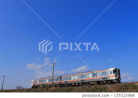 2026年1月17日，晴朗的冬日，JR東海Kiha 25型柴油動車組（第二代）悠閒地行駛在高山本線上。 135525906