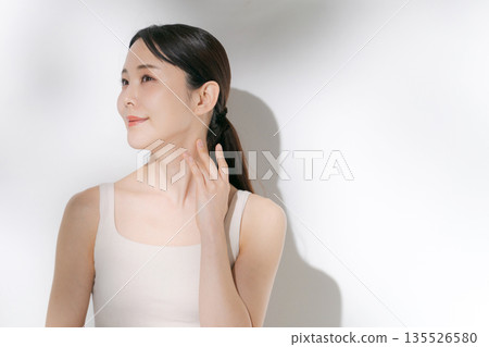 一名年輕女子正在做皮膚護理 135526580