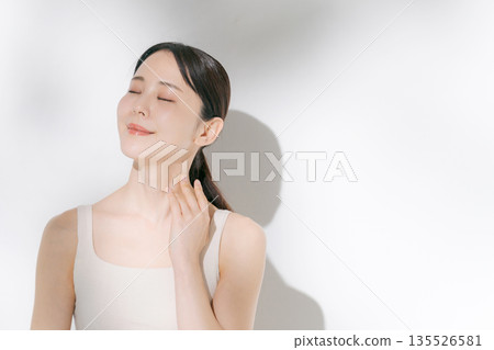 一名年輕女子正在做皮膚護理 135526581