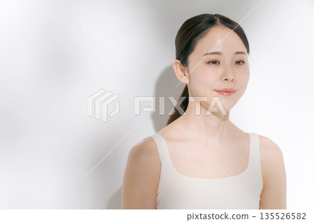 一名年輕女子正在做皮膚護理 135526582