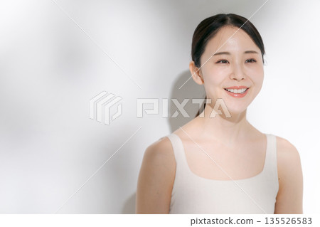 一名年輕女子正在做皮膚護理 一名年輕女子正在做皮膚護理 135526583