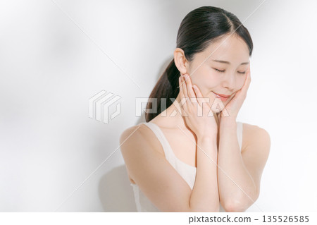 一名年輕女子正在做皮膚護理 135526585