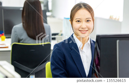 帶著微笑工作的年輕女商人 135526615