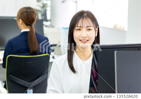 做書桌工作的女商人 135526620